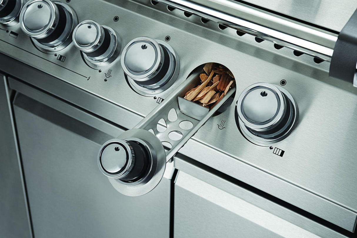 Napoleon's Built-in Prestige PRO™825 with raer and internal infrared burners.