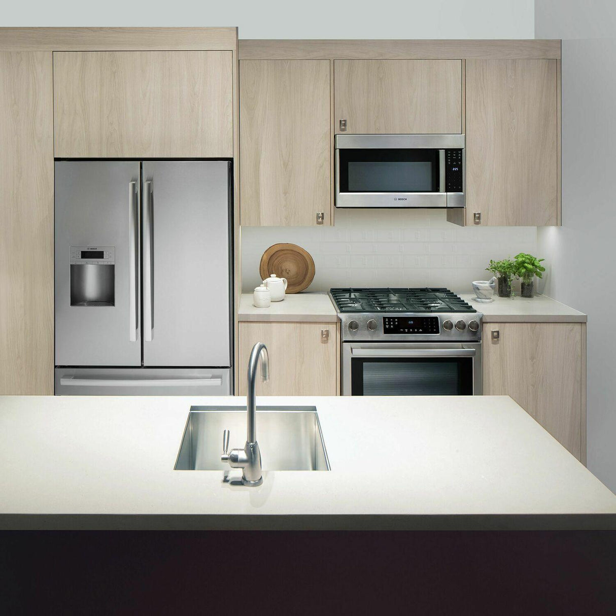 800 Series French Door Bottom Mount Refrigerator 36'' Stainless Steel, Easy clean stainless steel B26FT50SNS