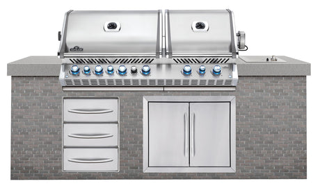 Napoleon's Built-in Prestige PRO™825 with raer and internal infrared burners.