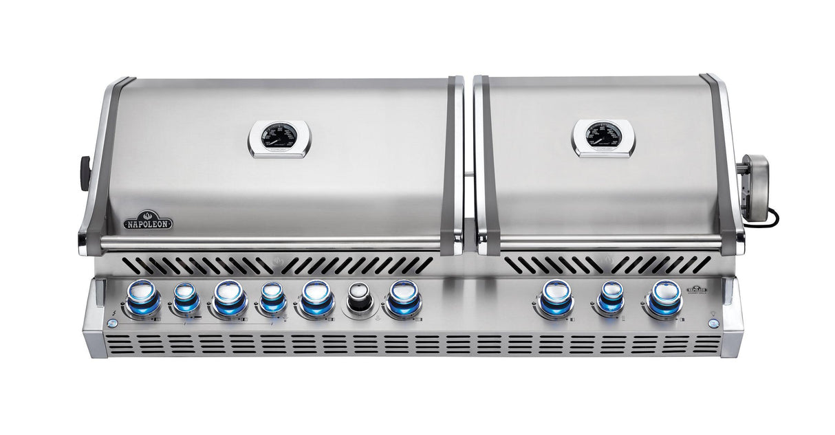 Napoleon's Built-in Prestige PRO™825 with raer and internal infrared burners.